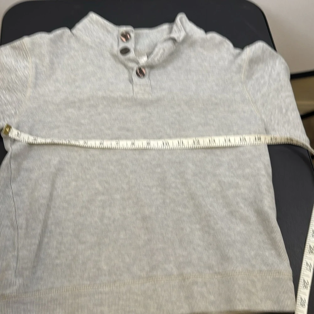 Gymboree Gray Sweatshirt. Size 10. Super soft shirt. Will keep your kid warm!